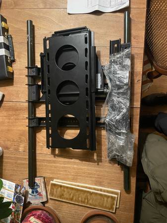 Sanus VMAA18 tv wall mount 1