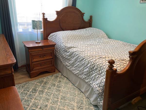 DREXEL Solid Oak 5 Piece Queen Bedroom Set in Like New Condition 1