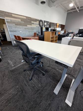 HAT Collective Height Adjustable Desk 1