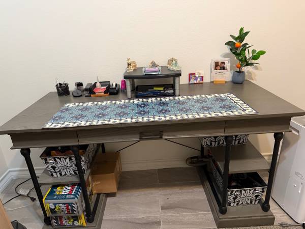 Desk, solid wood 1