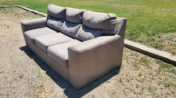 FREE Sofa - Solid & Sound - Comfy 1