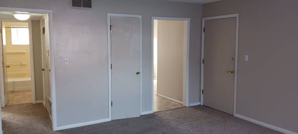 $800 / 2br - 868ft2 - 🏡 PARKVIEW APARTMENTS – Spacious Living Across from ESU! (Emporia)