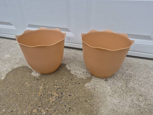 2 Light Orange Plastic Scallopped Edge Flower Pots 1