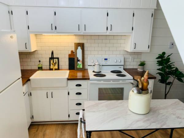 $1350.00 / 2br - 950ft2 - Furnished Updated 2 bd chalet Lakefront community63826611870081121