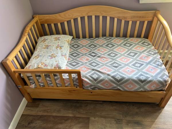 For sale  Baby bed  -Crib & play kitchen like new 1