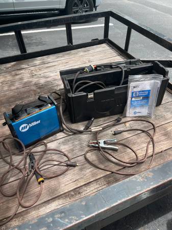 MILLER WELDER/MAXSTAR SUITCASE WELDER 1