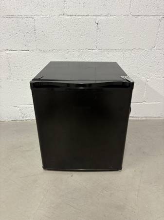 Hisense 1.6-cu ft Mini Fridge ( Black ) ENERGY STAR 1