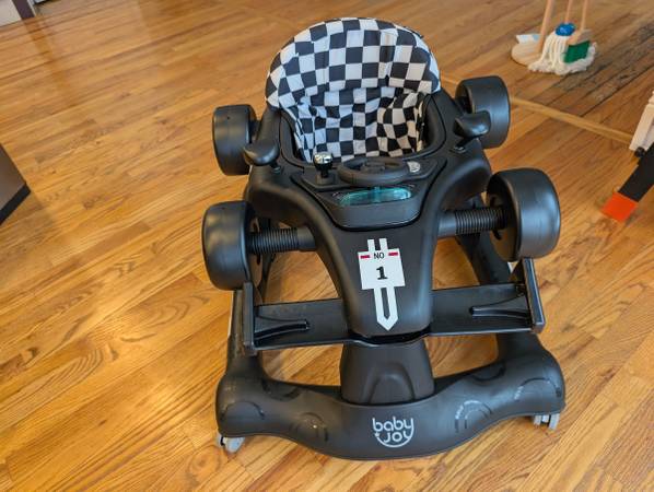 Andador infantil 4 en 1 con forma de coche de carreras - 65 USD (Saint Joseph)