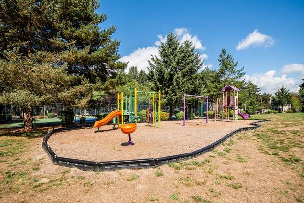 $1,989 / 2br - 915ft2 - 2 bedroom, Wood Burning Fireplace, Outdoor Pool & Spa (25102 62nd Avenue South, Kent, WA)63814736165889122