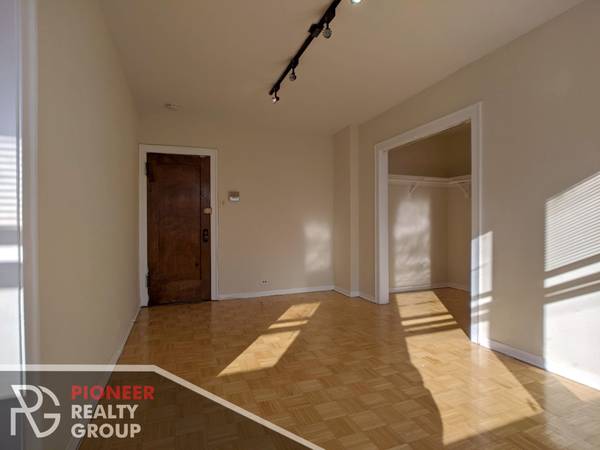 $1,225 Lakeview East Studio – $1,225 – Pioneer Verified | Hardwood Floors (Lakeview East)63918293579906121