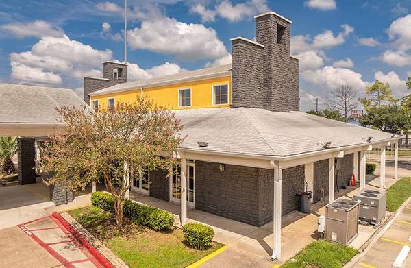 Sparkling pool, Easy freeway access, Fully furnished 1