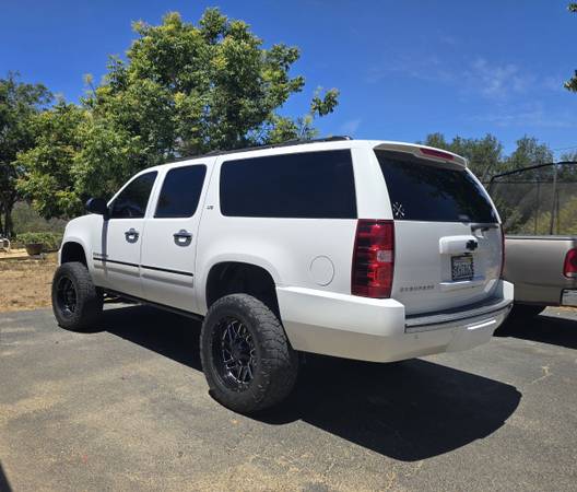 2013 Lifted Suburban 4x4 - $19,500 (Fallbrook)63440881609859122