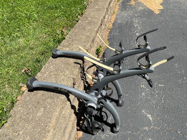 Saris Bones 3-bike trunk rack 1