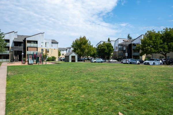 $1,398 / 1br - 661ft2 - Directly On MAX Line, Courtyard Views, Media Room, Spa/Hot Tub (Hillsboro)63820882768259121