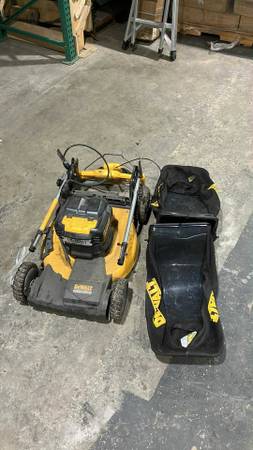 DEWALT 2x20V MAX Cordless Lawn Mowers MISSING PARTS 1