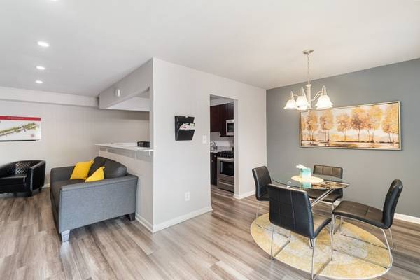 2BD 2BA, On-Site Parking, Situated in Woodlawn! 1