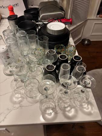 Miscellaneous, Kitchenware dishes, glasses, with Black & Decker Toaste 1