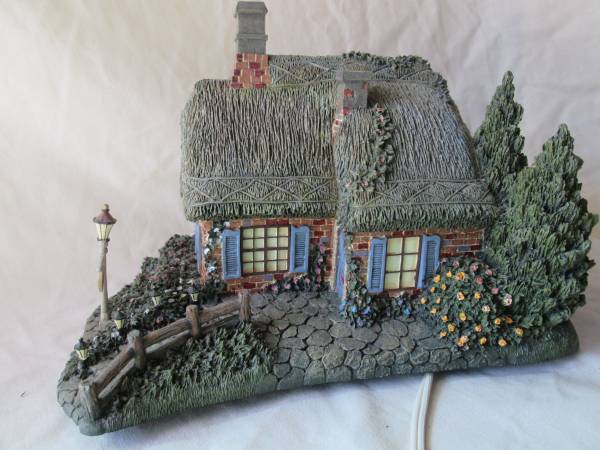 Hawthorne Village Sweetheart Cottage 1