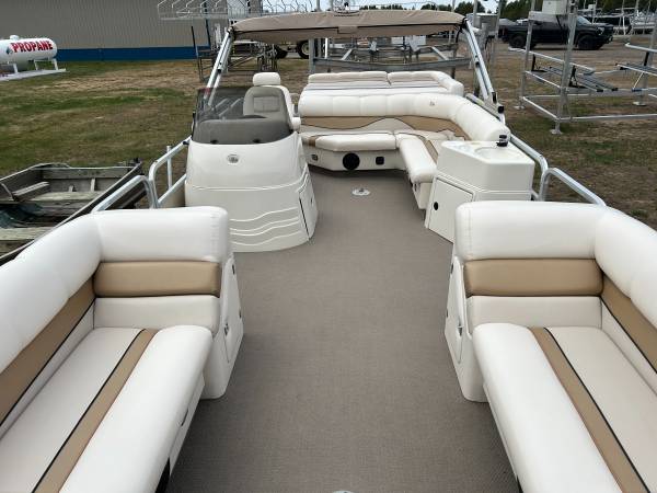 25' Pontoon w 115 Yamaha - Trailer available. 1
