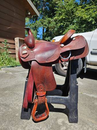 Crates Saddle 1