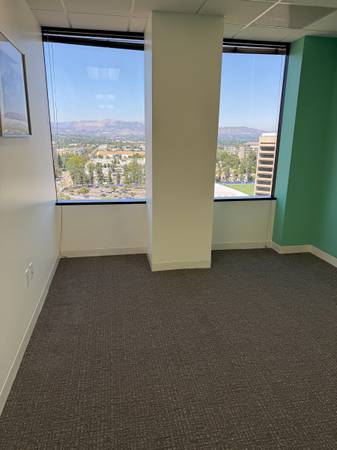 $1.795 / 170 pies² - Oficina privada con ventana y espacio compartido en alquiler - $1.795 por mes (Woodland Hills)63368760000769122