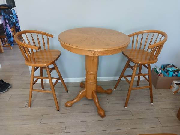 Solid Oak tall pub table and bar stools (Like New) 1