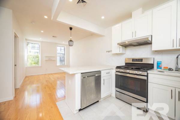 $4,500 / 3br - South Slope 3 bed/2 bath that checks all the boxes (Brooklyn)64033630847361120