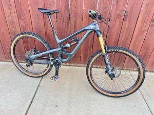 YT Capra Pro Carbon Fiber Mountain Bike, medium, 27.5.
