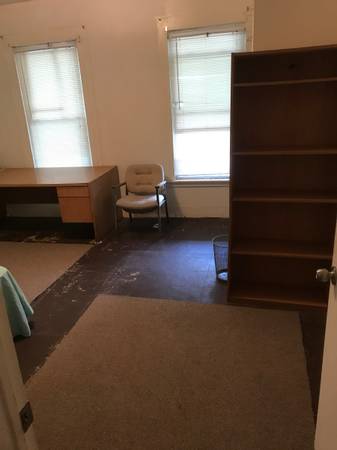 $1,800 / 2br - 1200ft2 - 3Br Apt Close Enough To Downtown (Elm St)64010164111618121