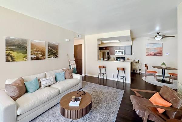 Exclusive 1 BR: Modern Upgrades & Moments to Shops/Restaurants 1