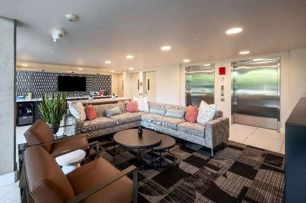 $2,473 / 1br - 761ft2 - 🌟 Cocina Espaciosa + Despacho ❄️ Aire Acondicionado + 🎥 Sala de Cine | 🐾 ¡Sin Depósito por Mascotas! (Queen Anne)63884893761409120