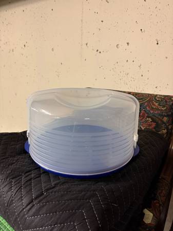 Tupperware Cake Bin 1