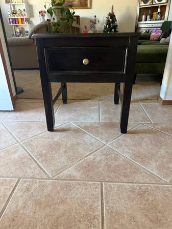 End/nightstand table 1