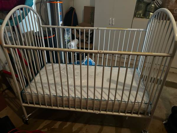 Metal crib & mattress 1