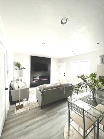 Stunning 2 bed/ 1 bath private basement apartment w/ a separate entran 1