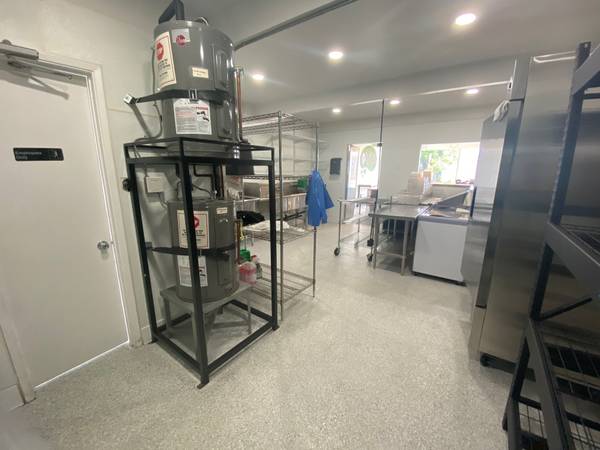 $2,400 / 750ft2 - Costal Oceanside Retail Storefront For Lease (Oceanside)64169493662721124