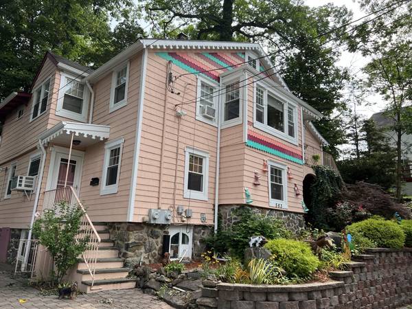$2350 2 BEDROOM BEAUTIFUL 2nd FLOOR APT ON  QUIET ESTATE PROPERTY 1