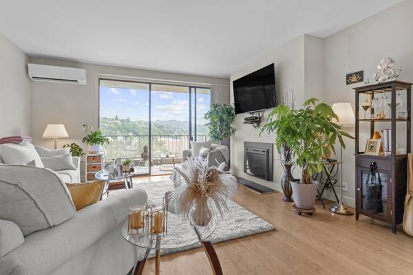 $364,900 / 2br - 1267ft2 - Condo in the Clouds, Resort Living, All One Level, Garage Parking (Portland)63831608561155124