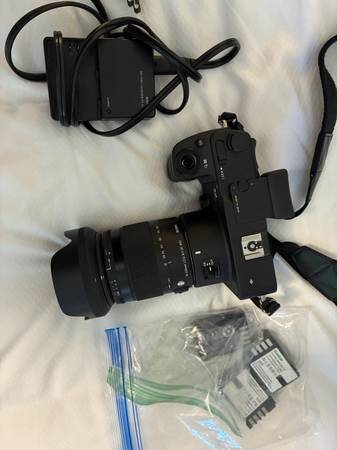 Sigma SD Quattro digital camera & Lens 1