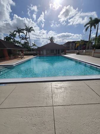 $1,200 / 2br - 1100ft2 - Room available in 1100 sq. ft. Condo with patio,w/d gym and pool (Country Club Miami)63825129697153120