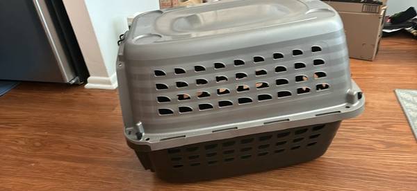 New Petmate plastic small pet 28" Navigator Kennel 20-30 lb dog / cat 1