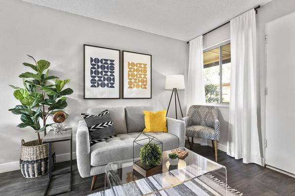 $1,947 / 1br - 550ft2 - Hardwood-Inspired Flooring, Large Private Patios, No Smoking (Ontario)64028082728322120