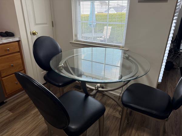 Table kitchen and 4 leather chairs 1