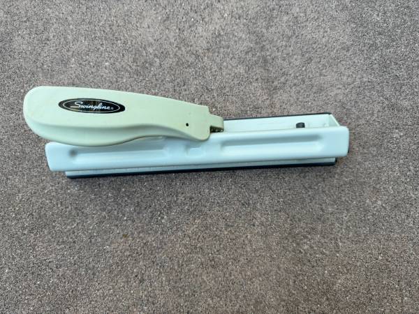 Swingline 3-hole punch 1