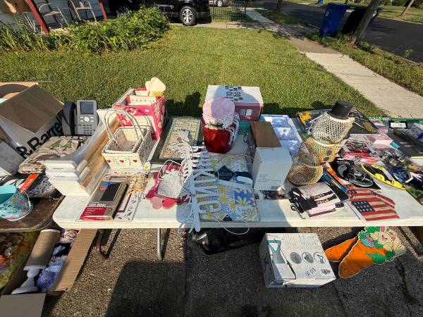 Garage sale on wetzel Avenue in cleveland (Cleveland)63686659928963123