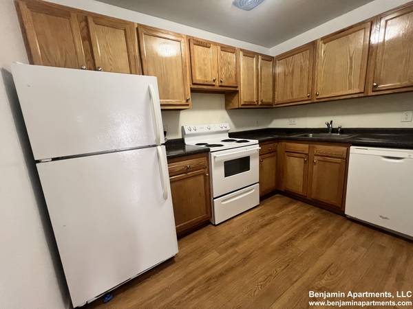 $3,125 / 2br - NO FEE. Brookline 2 bed with Parking for rent.63810039920641123