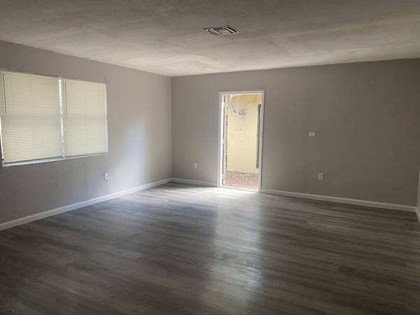 $1,445 / 1br - 2746ft2 - 172 NW 52 Street (Miami)64051005536769124