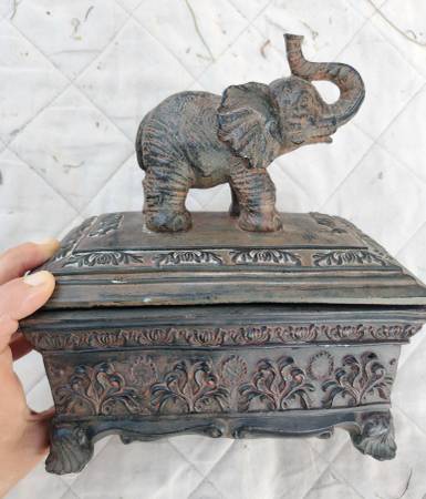 Decor elephant box, like new 1