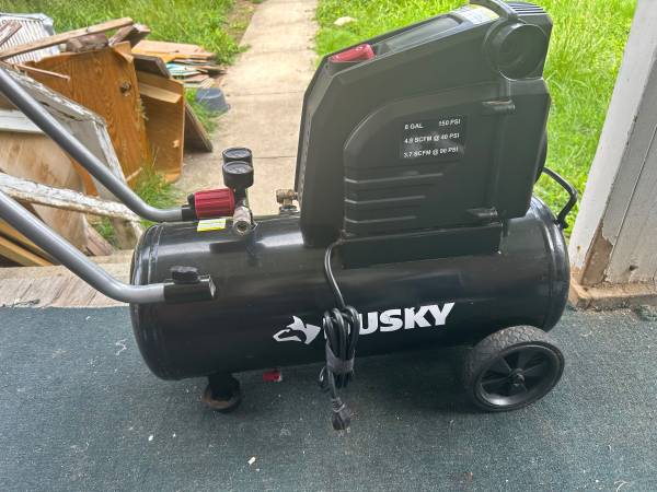 Husky air compressor 8 gallon 1