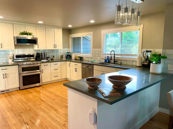 $4,400 / 4br - 1800ft2 - Shoreline Sanctuary (Shoreline)63910062709506124